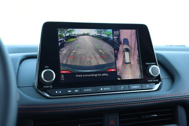 Nissan Rogue Vehicle Image 12