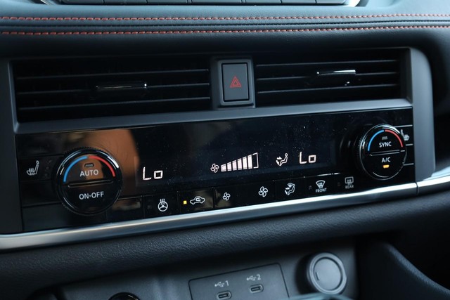Nissan Rogue Vehicle Image 13