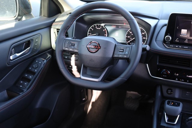 Nissan Rogue Vehicle Image 24