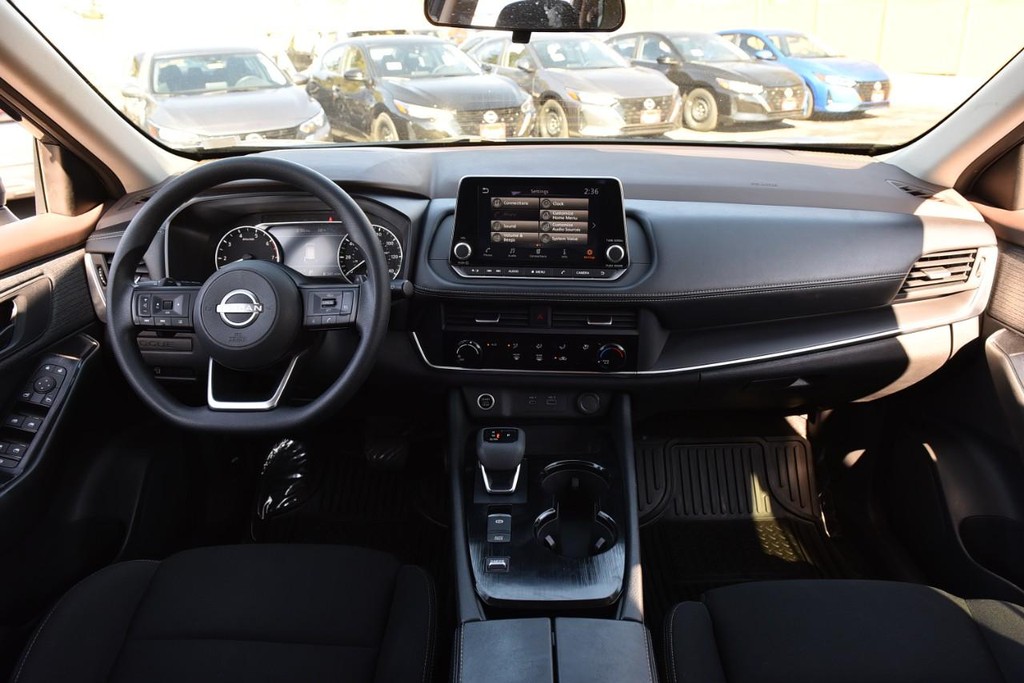 Nissan Rogue Vehicle Image 08