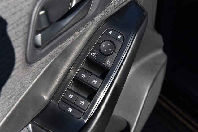 Nissan Rogue Vehicle Image 09