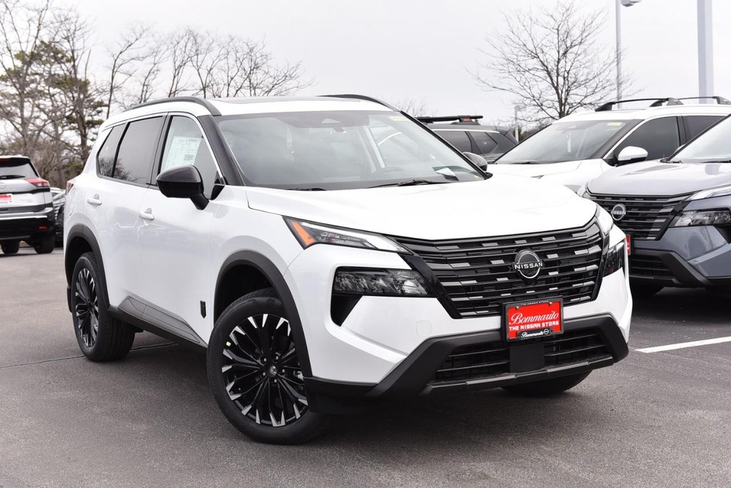 Nissan Rogue Vehicle Full-screen Gallery Image 2