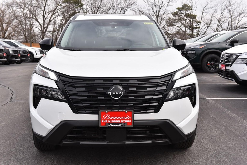 Nissan Rogue Vehicle Full-screen Gallery Image 4