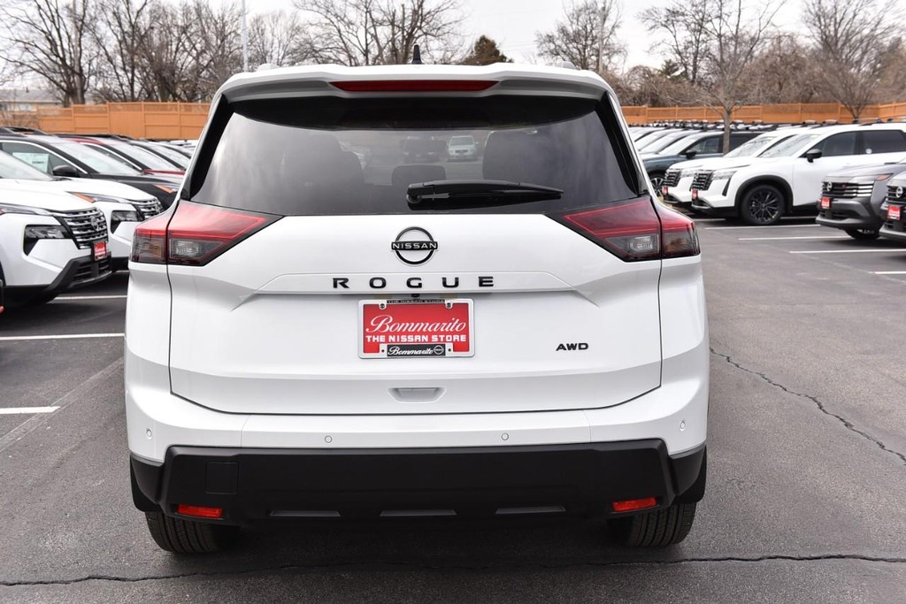 Nissan Rogue Vehicle Full-screen Gallery Image 6