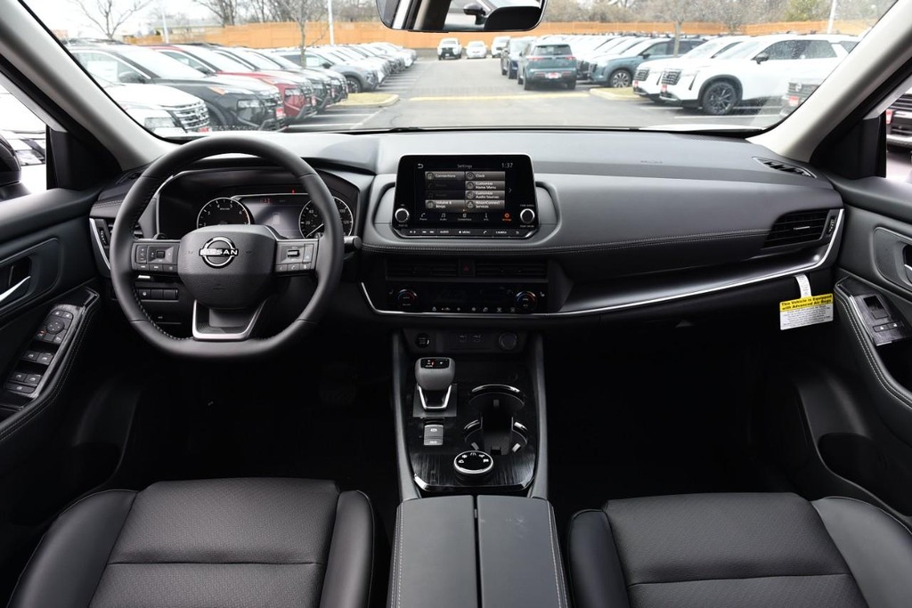 Nissan Rogue Vehicle Full-screen Gallery Image 8