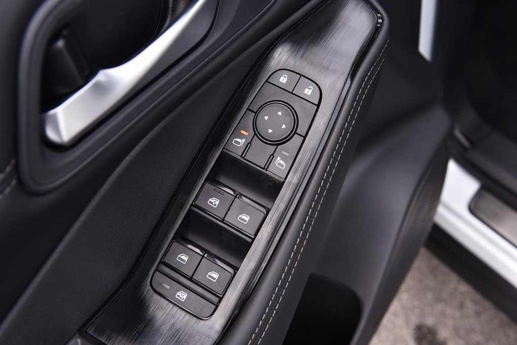 Nissan Rogue Vehicle Full-screen Gallery Image 9