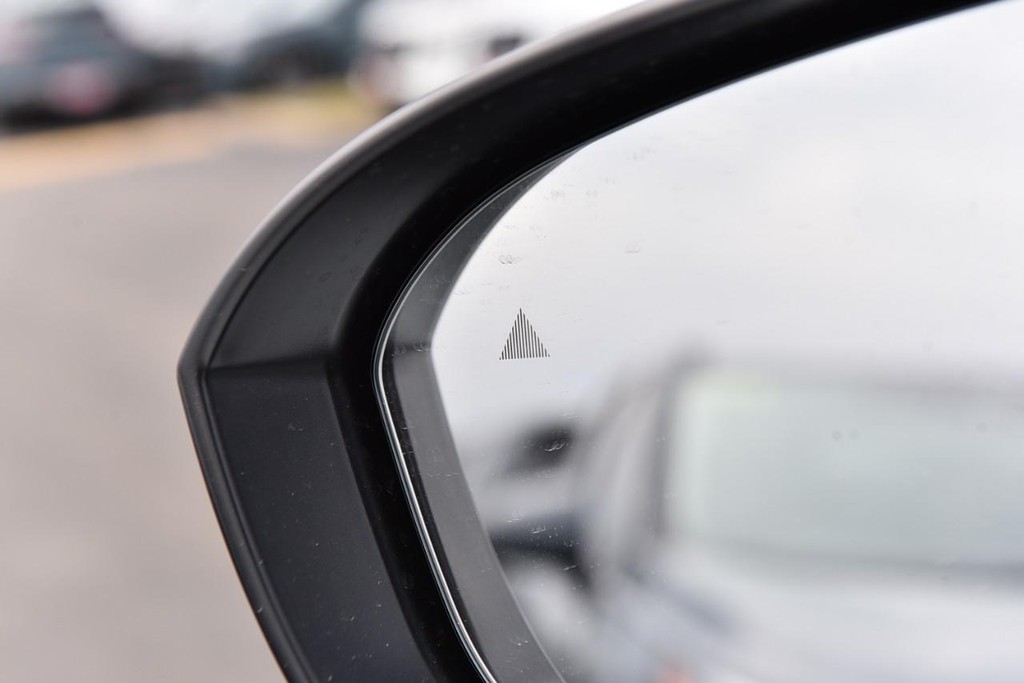 Nissan Rogue Vehicle Full-screen Gallery Image 10