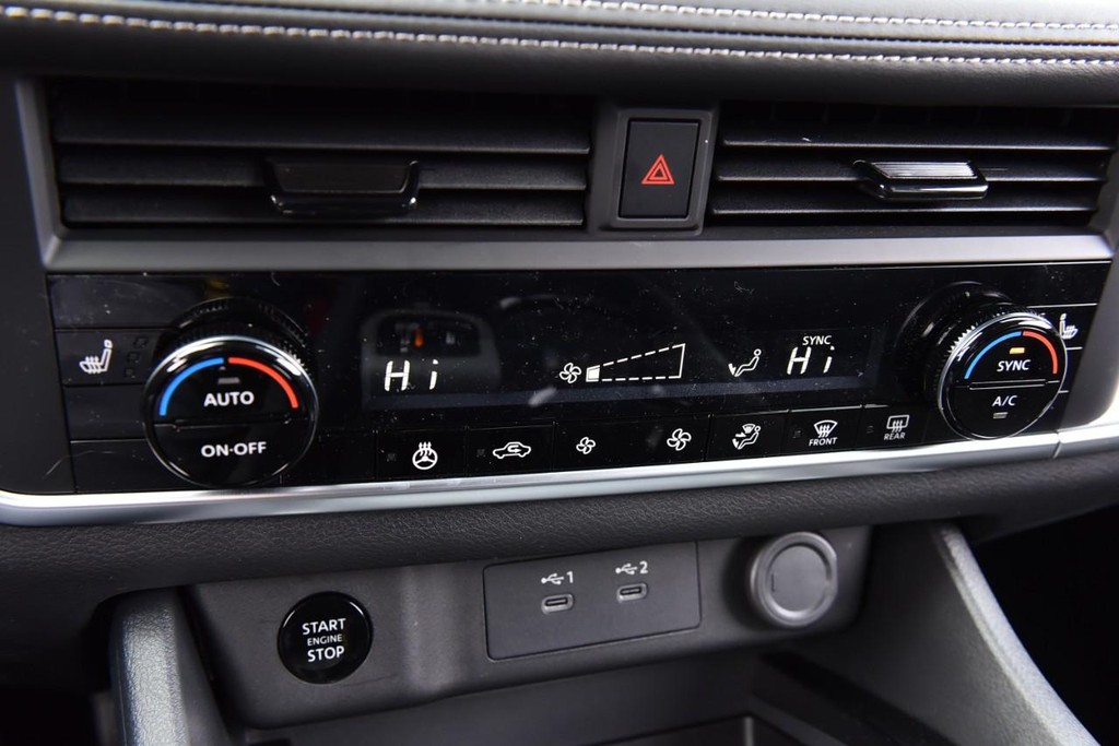 Nissan Rogue Vehicle Full-screen Gallery Image 18