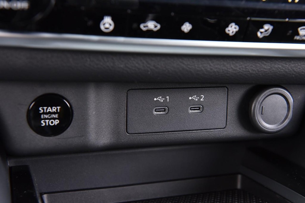 Nissan Rogue Vehicle Full-screen Gallery Image 19