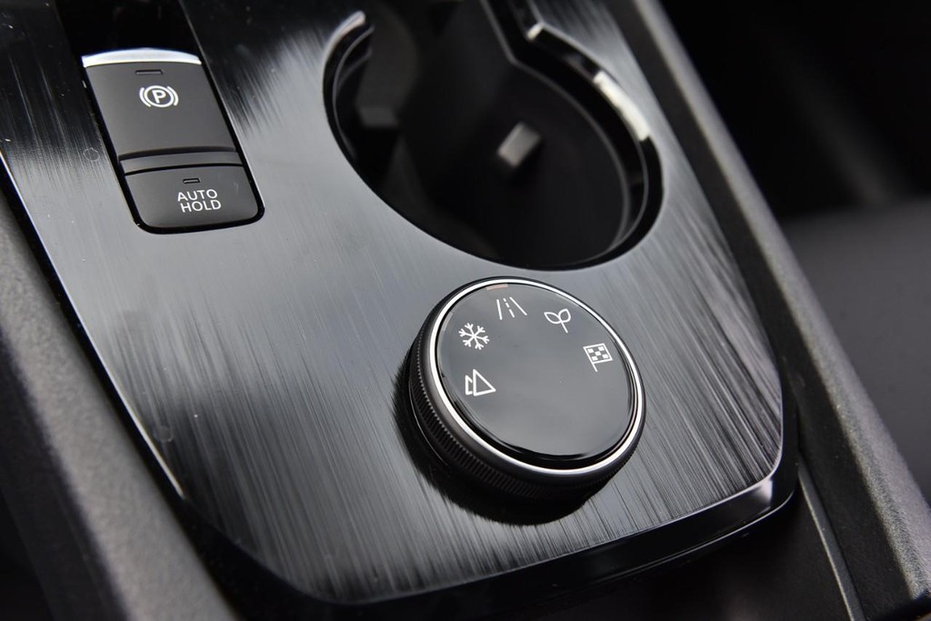 Nissan Rogue Vehicle Full-screen Gallery Image 20