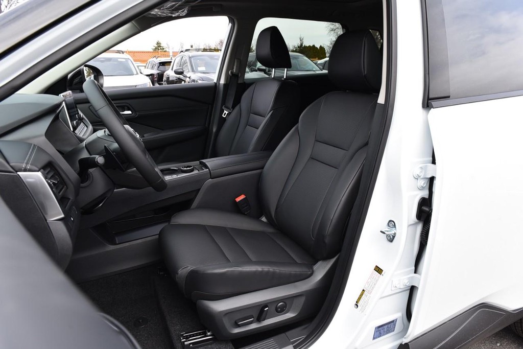 Nissan Rogue Vehicle Full-screen Gallery Image 22