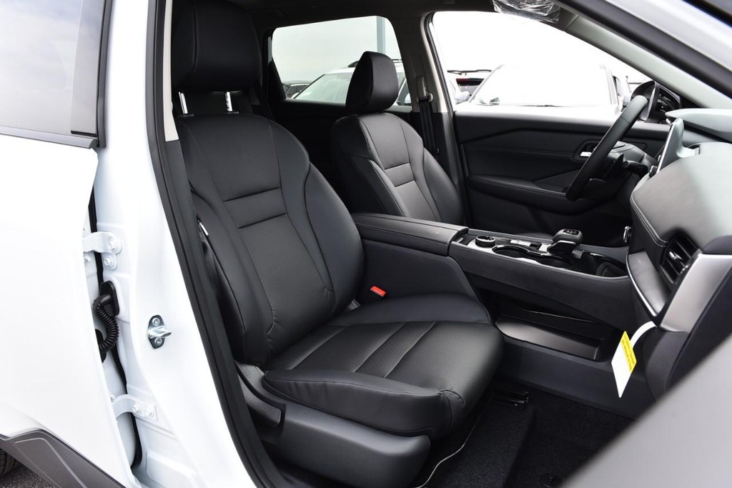 Nissan Rogue Vehicle Full-screen Gallery Image 23