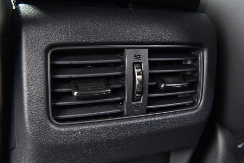 Nissan Rogue Vehicle Full-screen Gallery Image 26