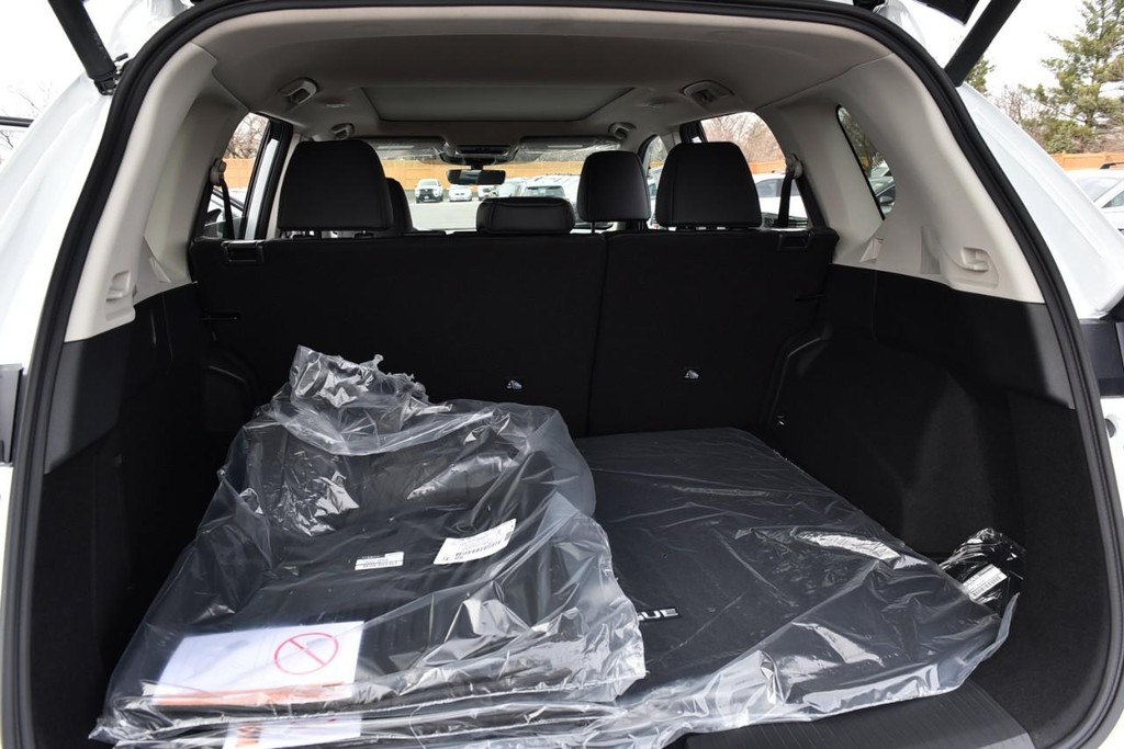 Nissan Rogue Vehicle Full-screen Gallery Image 28