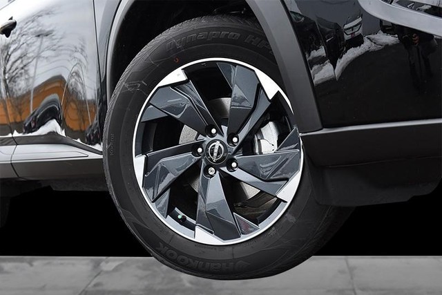 Nissan Rogue Vehicle Image 03