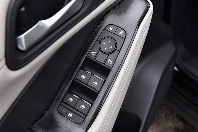 Nissan Rogue Vehicle Image 09