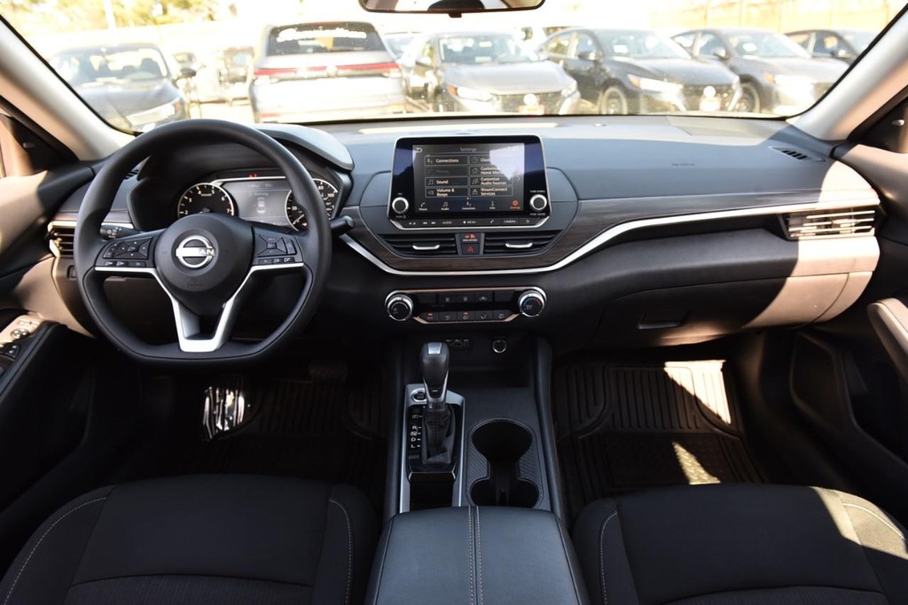 Nissan Altima Vehicle Image 08