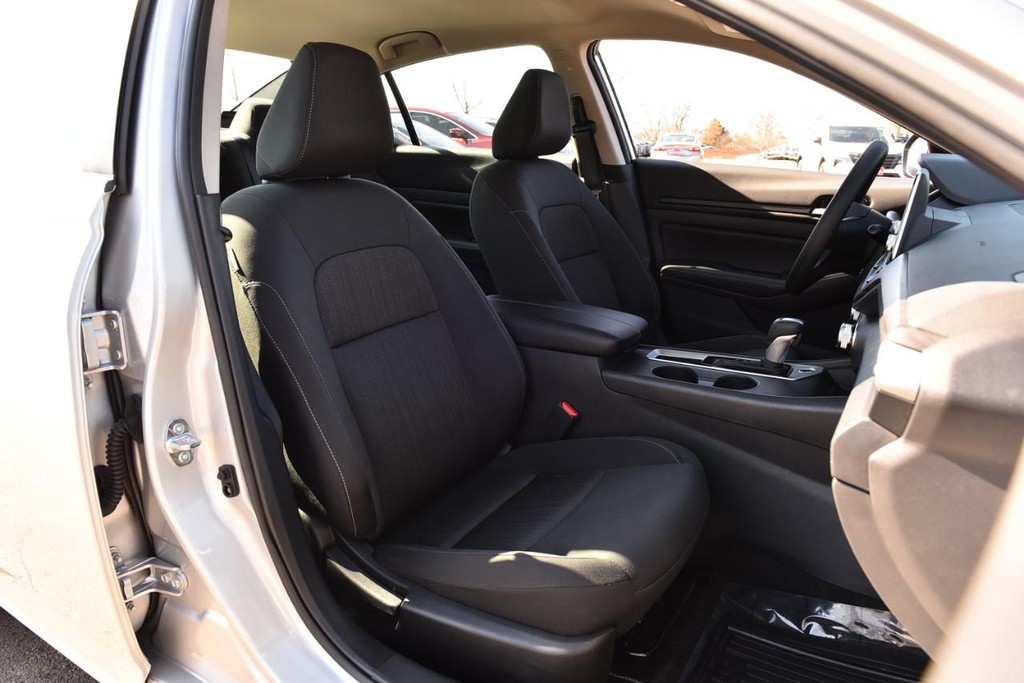 Nissan Altima Vehicle Image 20