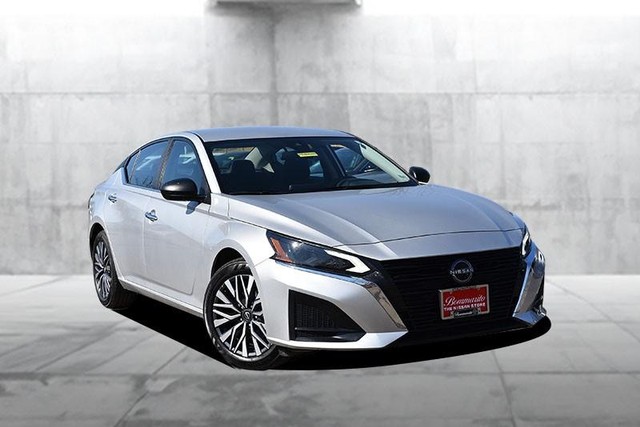 Nissan Altima Vehicle Image 02