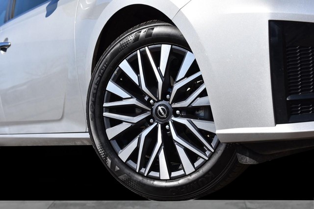 Nissan Altima Vehicle Image 03