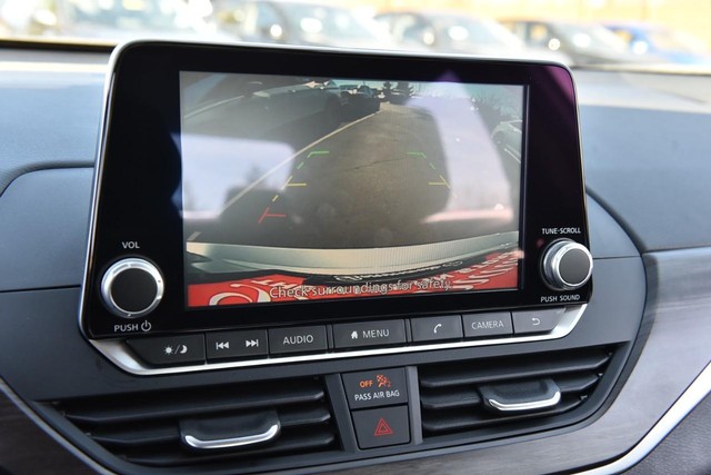 Nissan Altima Vehicle Image 13