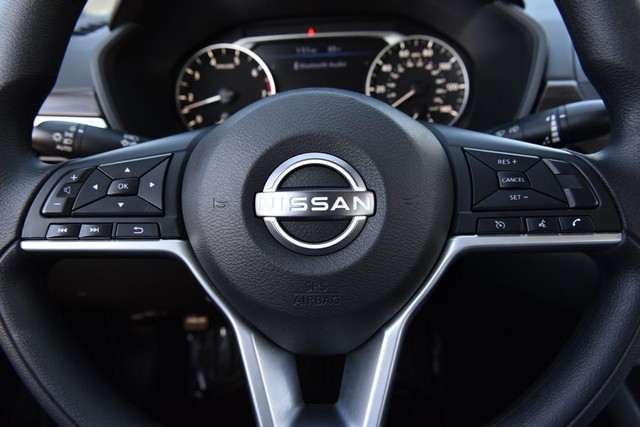 Nissan Altima Vehicle Image 18