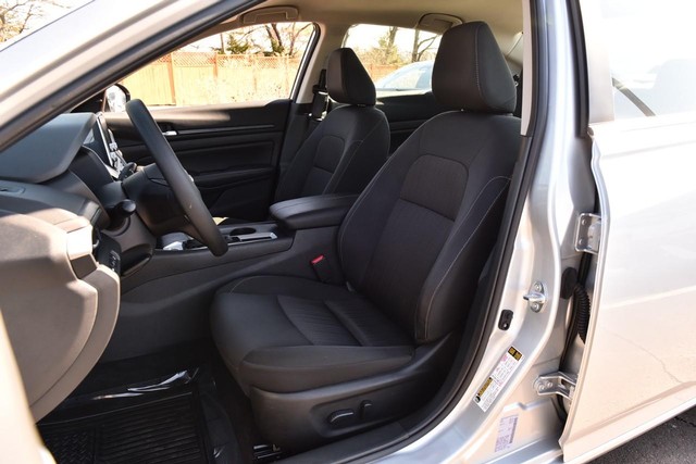 Nissan Altima Vehicle Image 19