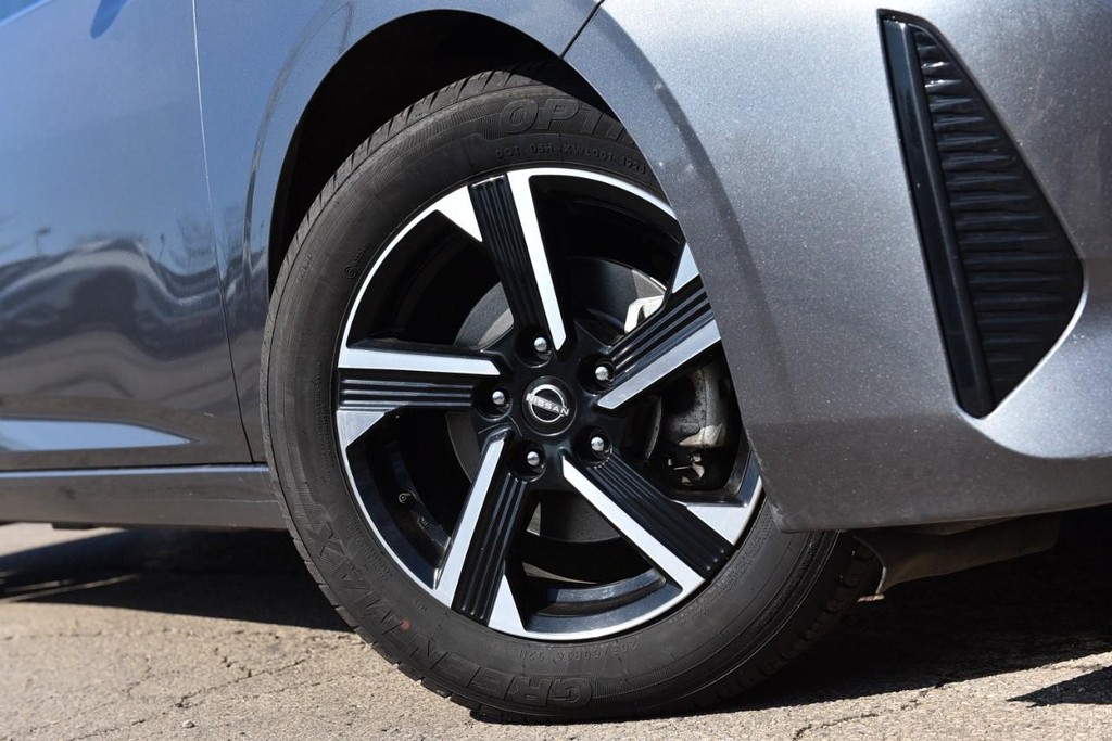 Nissan Sentra Vehicle Image 03