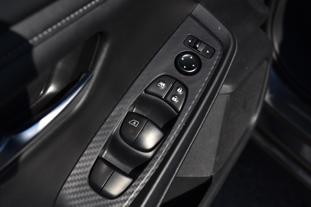 Nissan Sentra Vehicle Image 09