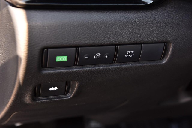 Nissan Sentra Vehicle Image 11