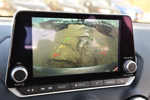 Nissan Sentra Vehicle Image 13