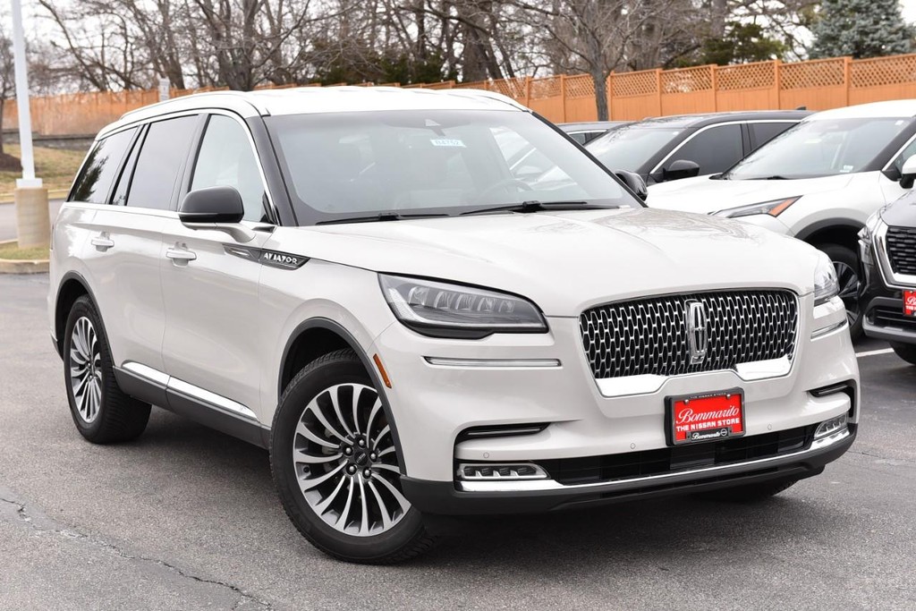 Lincoln Aviator Vehicle Full-screen Gallery Image 2