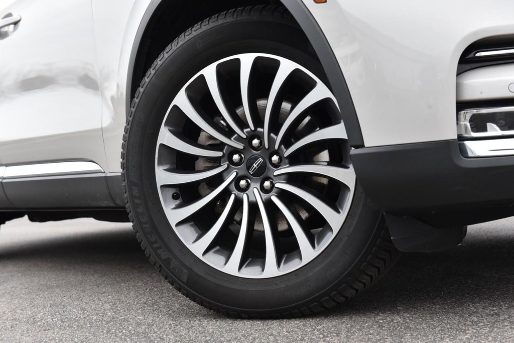 Lincoln Aviator Vehicle Full-screen Gallery Image 3