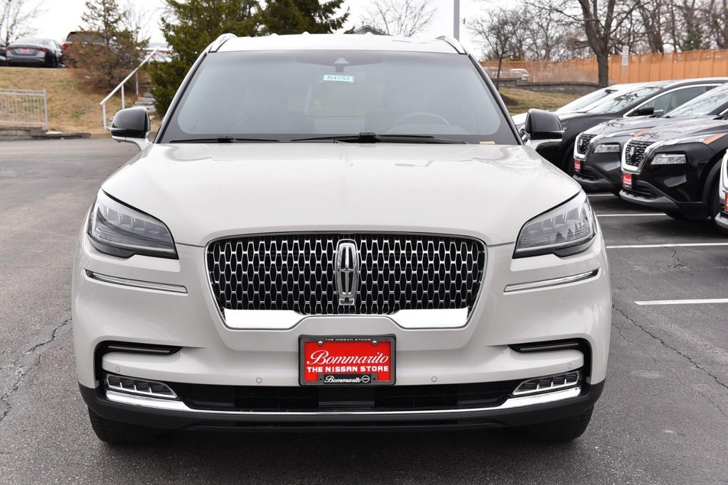 Lincoln Aviator Vehicle Full-screen Gallery Image 4