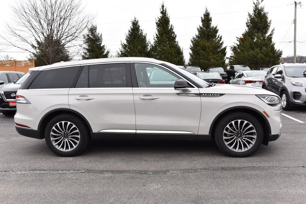 Lincoln Aviator Vehicle Full-screen Gallery Image 5