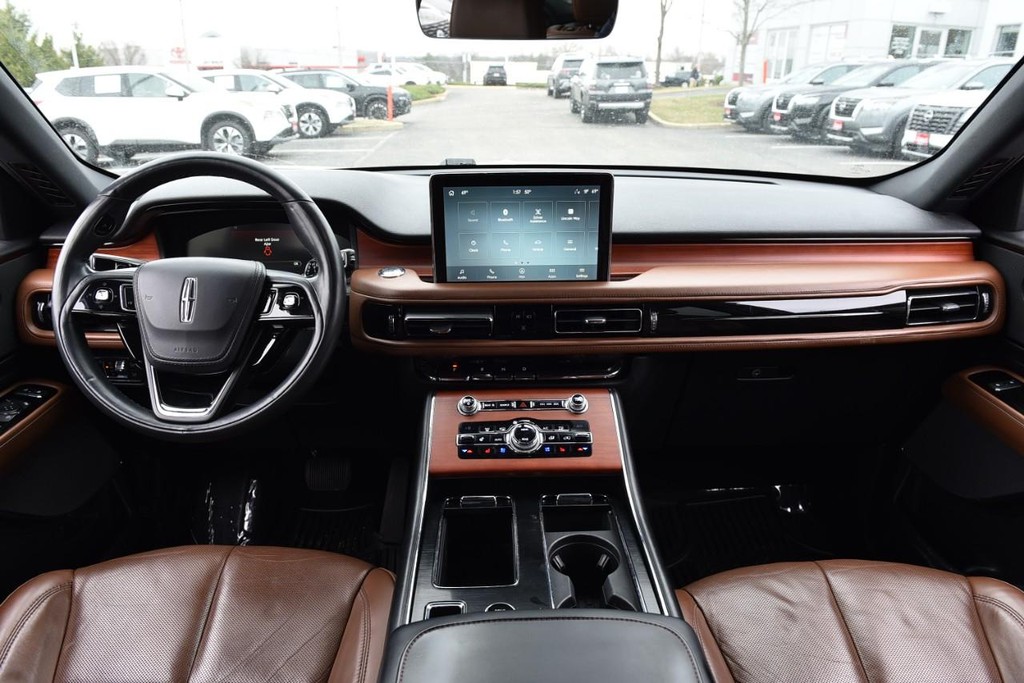 Lincoln Aviator Vehicle Full-screen Gallery Image 8