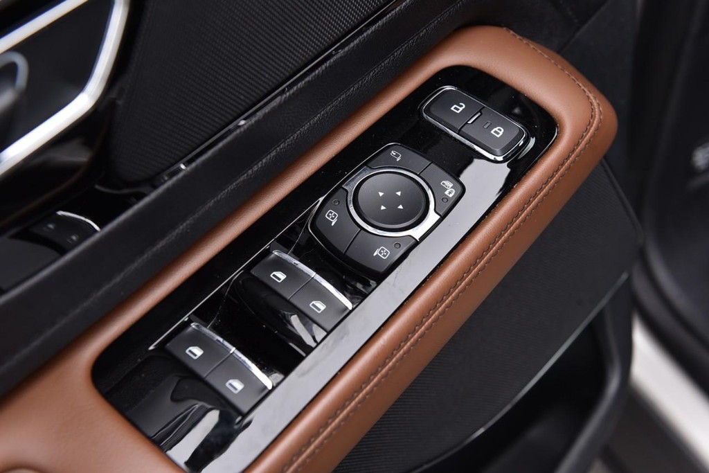 Lincoln Aviator Vehicle Full-screen Gallery Image 9