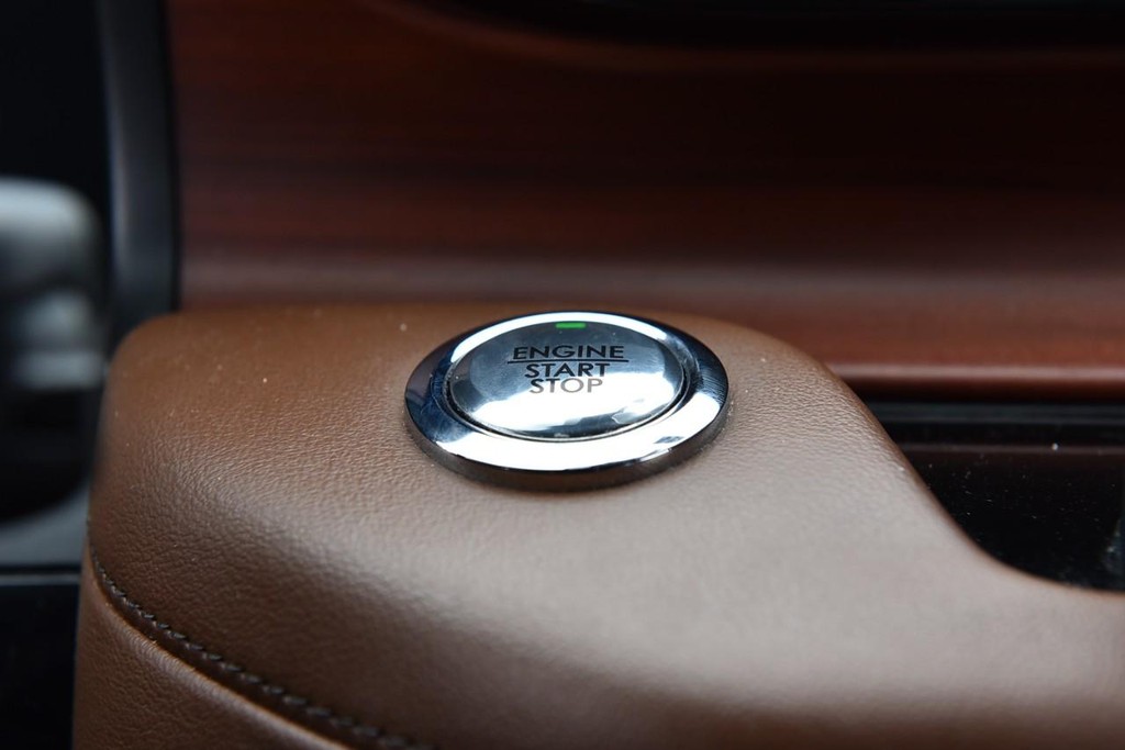 Lincoln Aviator Vehicle Full-screen Gallery Image 17