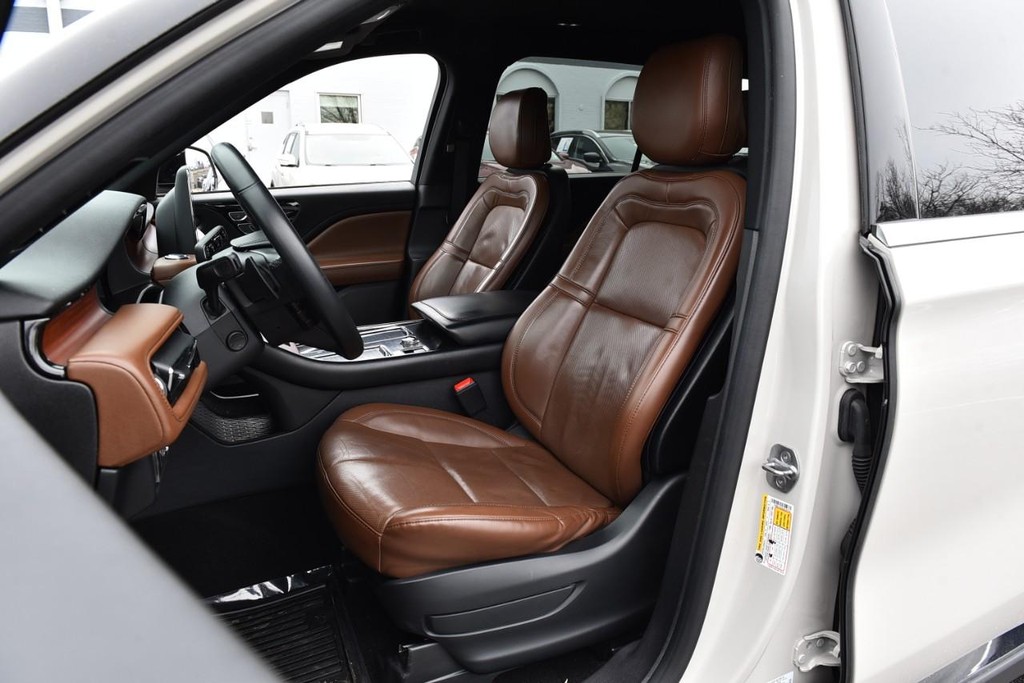 Lincoln Aviator Vehicle Full-screen Gallery Image 22