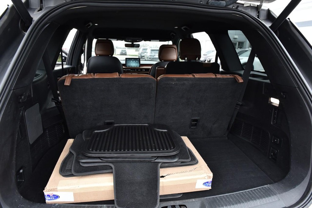 Lincoln Aviator Vehicle Full-screen Gallery Image 28