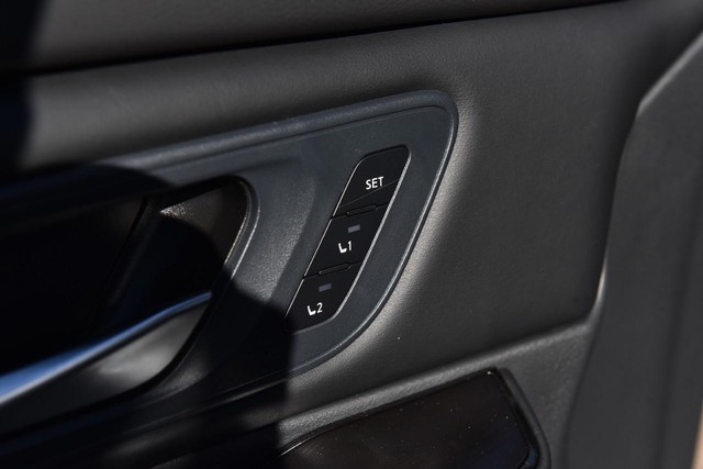 Nissan Rogue Vehicle Full-screen Gallery Image 10