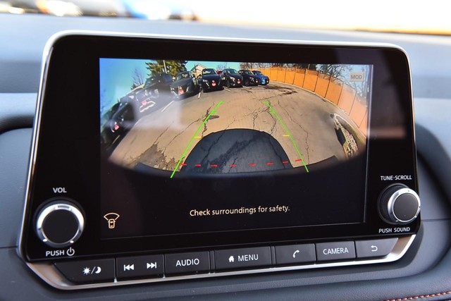 Nissan Rogue Vehicle Full-screen Gallery Image 17