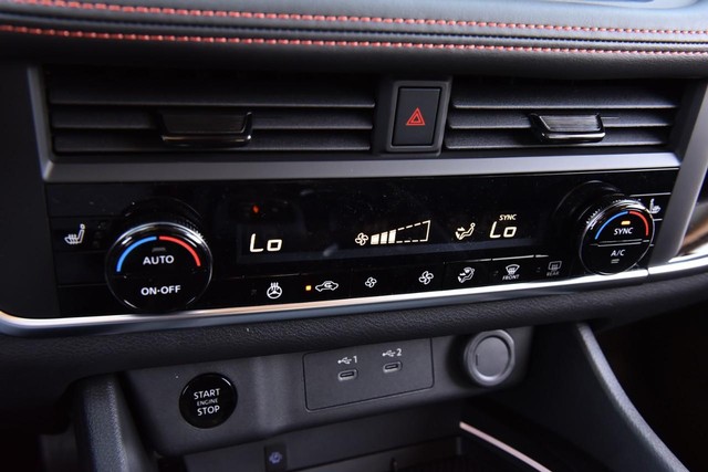 Nissan Rogue Vehicle Full-screen Gallery Image 19