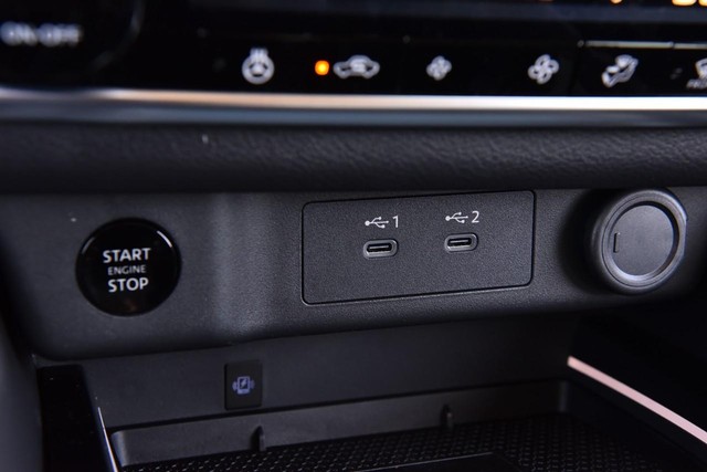 Nissan Rogue Vehicle Full-screen Gallery Image 20