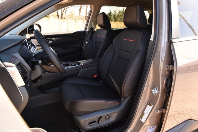 Nissan Rogue Vehicle Full-screen Gallery Image 23