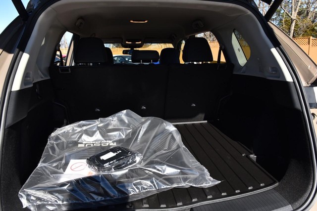 Nissan Rogue Vehicle Full-screen Gallery Image 28