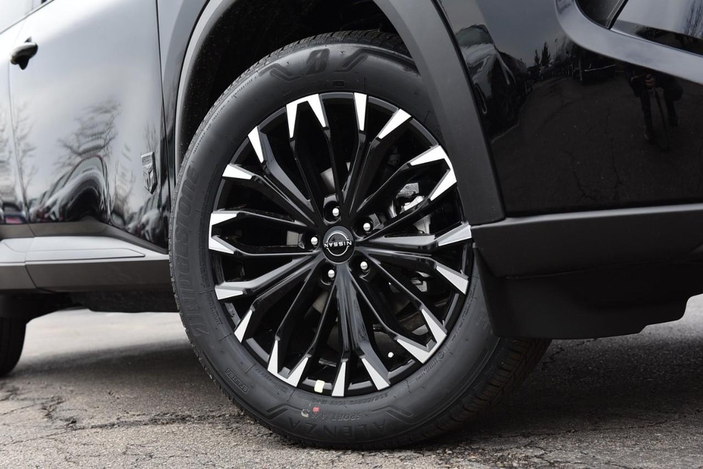 Nissan Rogue Vehicle Full-screen Gallery Image 3