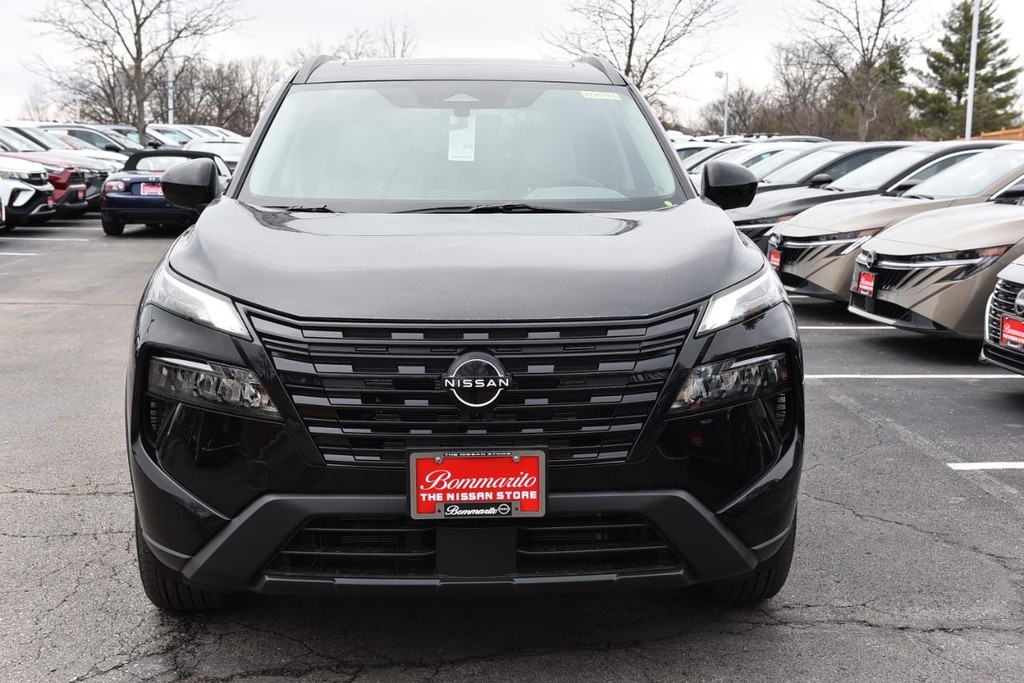 Nissan Rogue Vehicle Full-screen Gallery Image 4