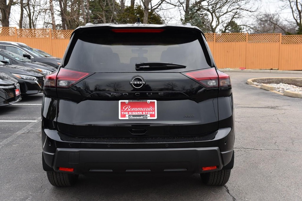 Nissan Rogue Vehicle Full-screen Gallery Image 6