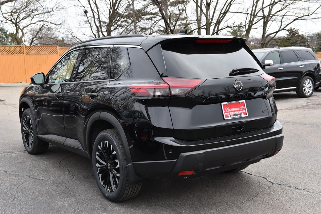 Nissan Rogue Vehicle Full-screen Gallery Image 7